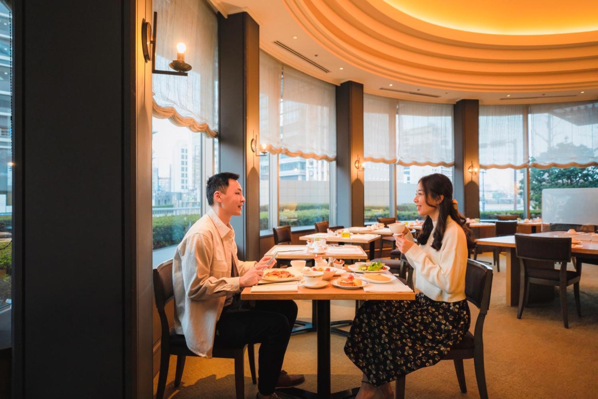 Hotel Okura Fukuoka Fukuoka  Bagian luar foto A couple dining at a restaurant in Japan