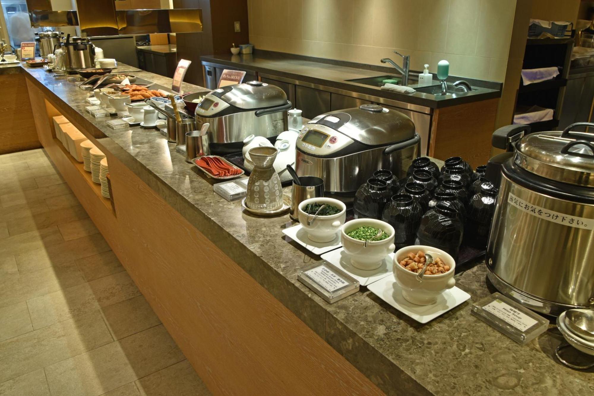 Hotel Okura Fukuoka Fukuoka  Bagian luar foto A buffet at a hotel